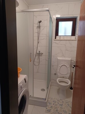Douche, séchoir à cheveux, serviettes fournies