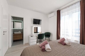 3 bedrooms, in-room safe, iron/ironing board, free WiFi