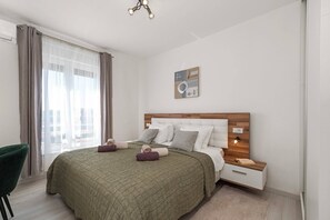 3 bedrooms, in-room safe, iron/ironing board, free WiFi