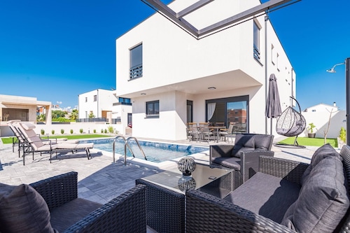 Villa Ilma - modern house with pool