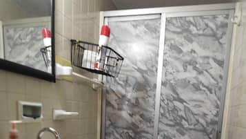 Secador de pelo, toallas, jabón y champú