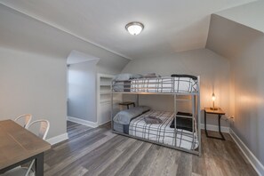 4 slaapkamers, een bureau, een strijkplank/strijkijzer, gratis wifi