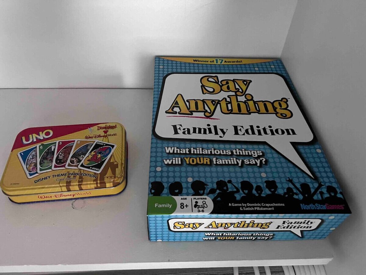 Une boîte de jeu intitulée « Say Anything Family Edition » et une boîte de cartes UNO.
