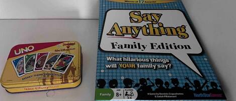 Une boîte de jeu intitulée « Say Anything Family Edition » et une boîte de cartes UNO.
