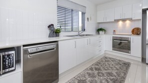 Mikrobølgeovn, ovn, kokeplater og oppvaskmaskin