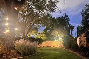 Property grounds - Historic, mid-century retreat w/backyard oasis. 15 Min to Balloon Fiesta Park (Albuquerque)