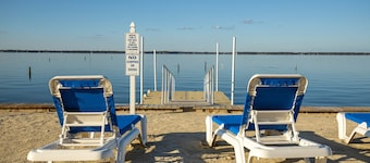 Waterfront condo with shared pool, gym & game room, close to everything