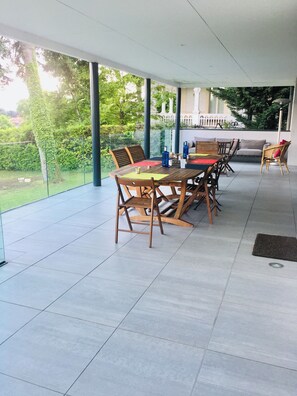 تناول الطعام بالخارج