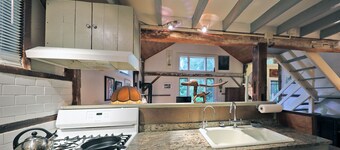 Berkshire Retreat- Stone's throw to downtown Lenox