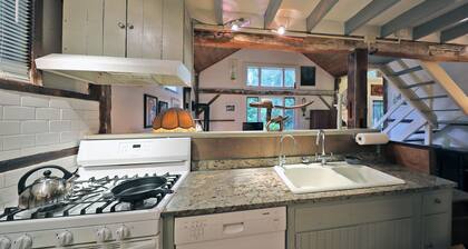 Berkshire Retreat- Stone's throw to downtown Lenox