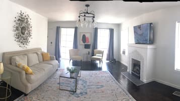 Smart TV, chimenea y oficina