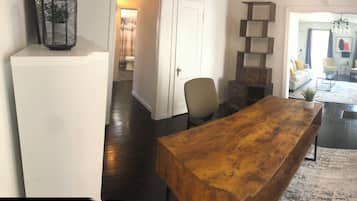 Smart TV, chimenea y oficina