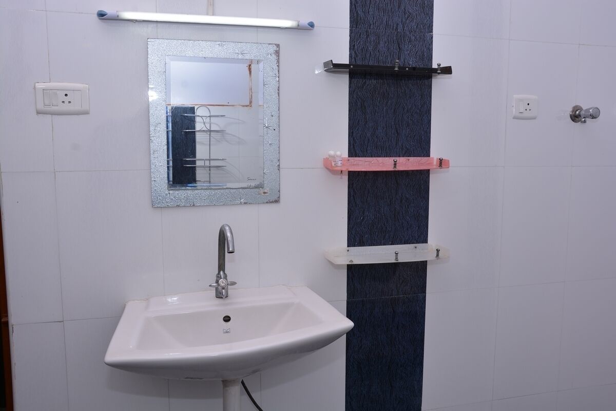economy double room | bathroom