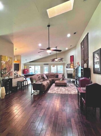 2nd bedroom, king bed w/48" tv
