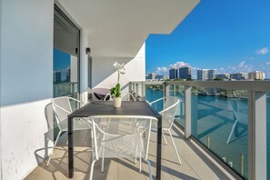 Terrace/patio - Stunning 2BR 2BA  Bay Harbour with Pool (Bay Harbor Islands)