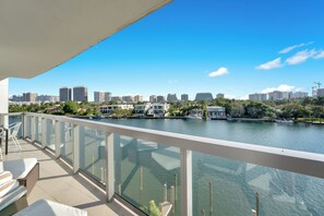 Terrace/patio - Stunning 2BR 2BA  Bay Harbour with Pool (Bay Harbor Islands)
