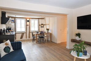 TV connectée, livres, chaîne hi-fi