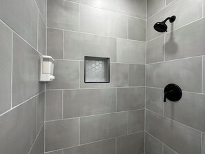 シャワー、ヘアドライヤー、タオル、石鹸