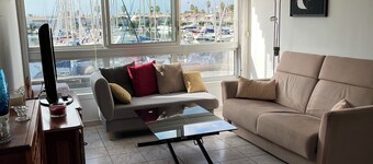 Appartement Traversant sur le Port Avec Plage à Proximité Parking Privatif