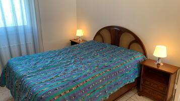 1 chambre, fer et planche à repasser