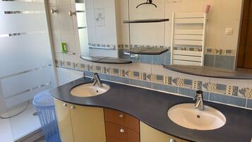 Douche, sèche-cheveux