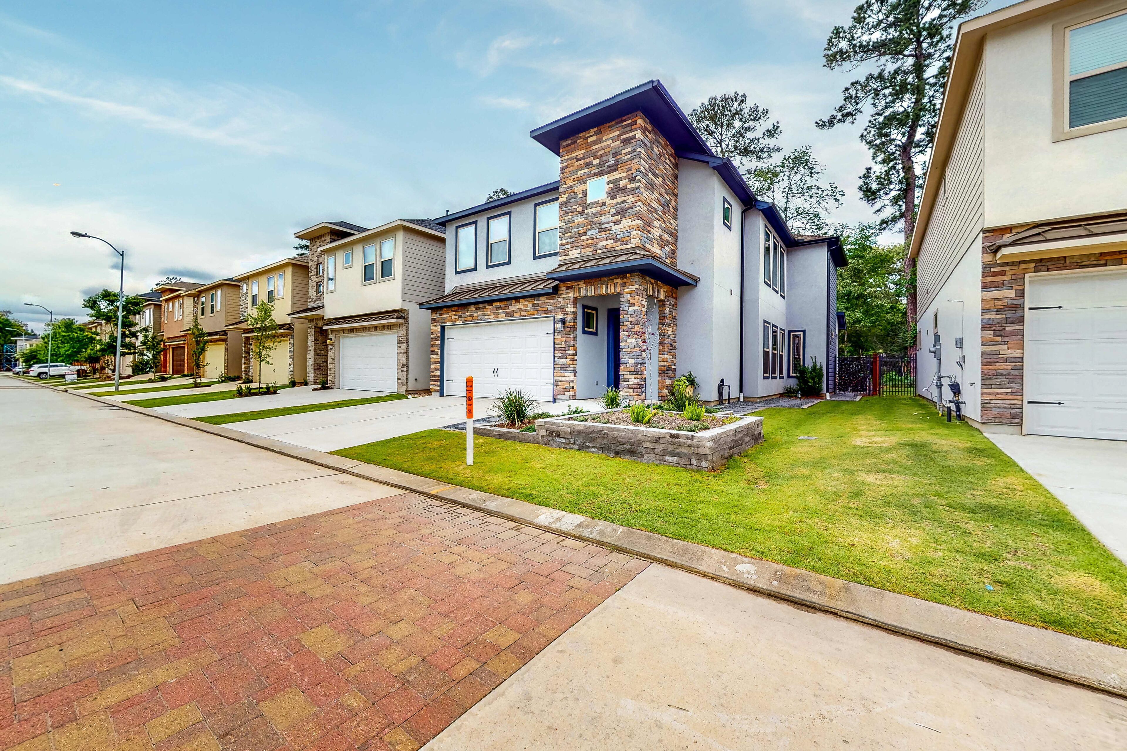 Prime Location - Pool Access - Full Kitchen - W/D