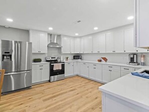 Private kitchen - 4BR/3BA Rogers Home -3 mi to AMP (Rogers)