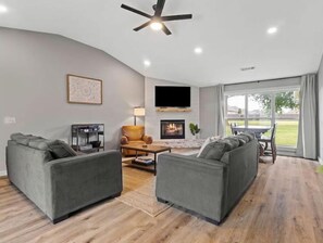 Living area - 4BR/3BA Rogers Home -3 mi to AMP (Rogers)