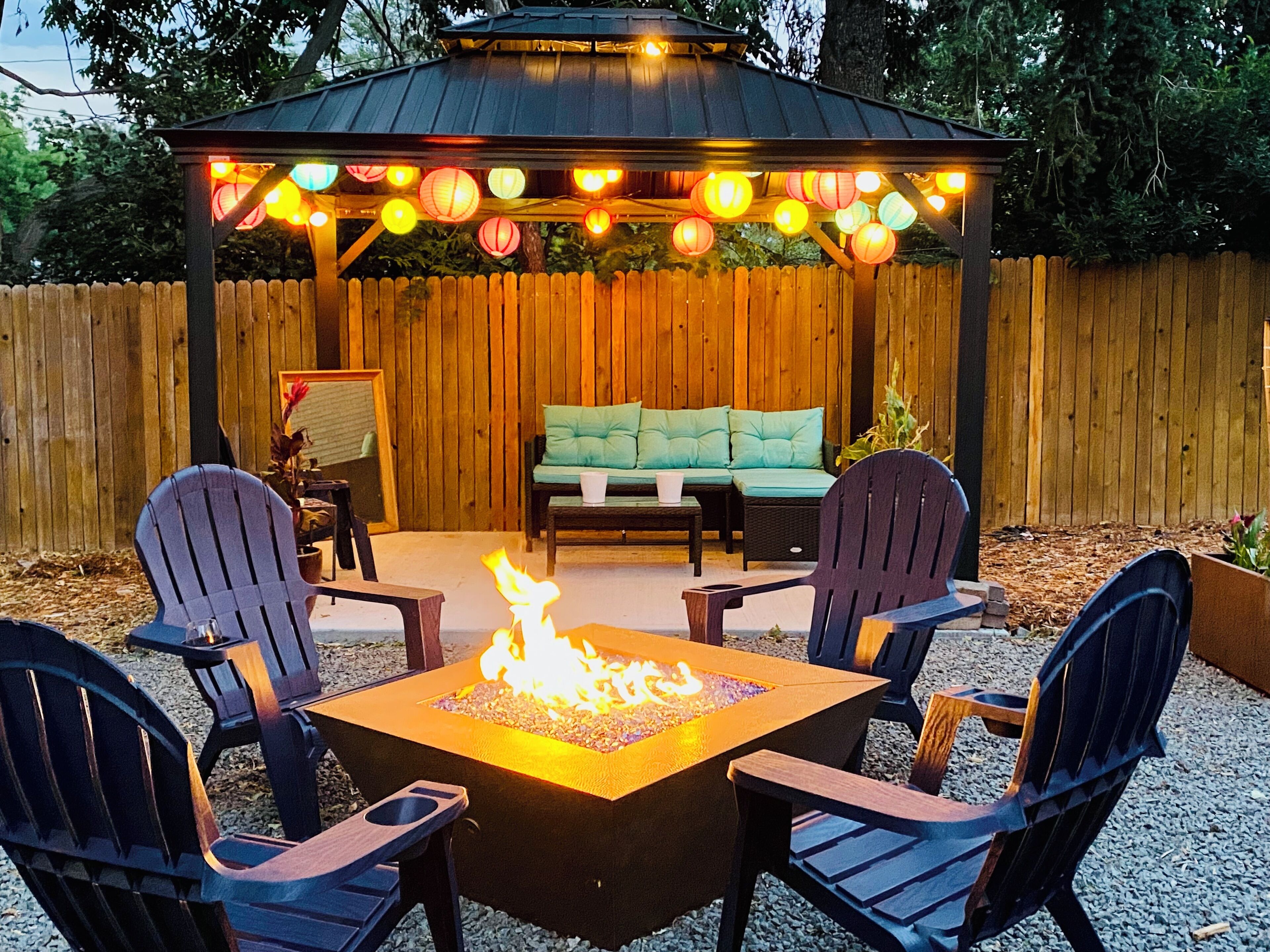  Big bungalow, fire pit, walk to bars, shops, restaurants. Close to downtown. 
