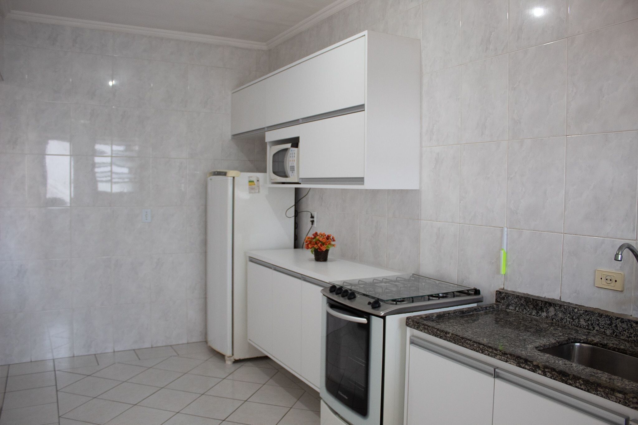 Refrigerador, microondas, utensilios de cocina