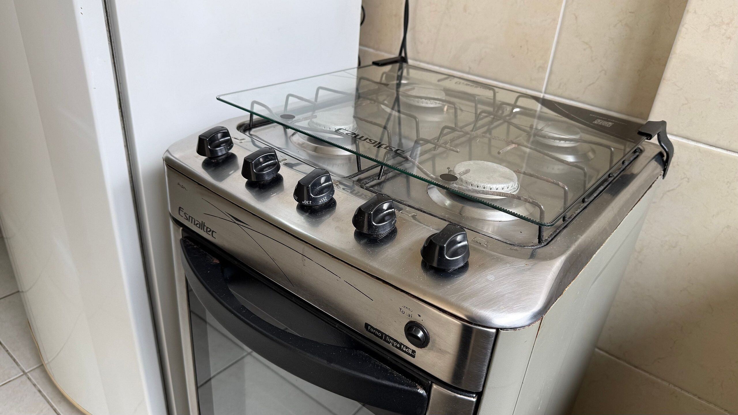 Una cocina con estufa a gas, horno y cocina vitrocerámica.