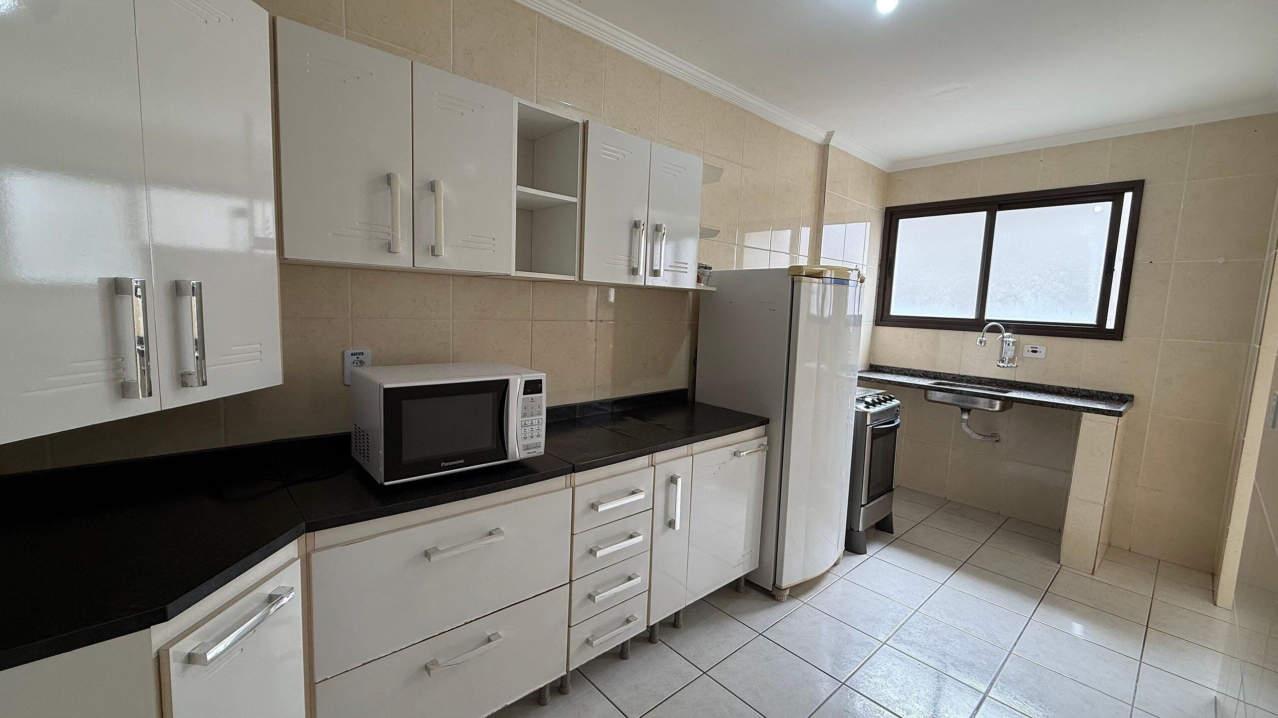 Refrigerador, microondas, utensilios de cocina