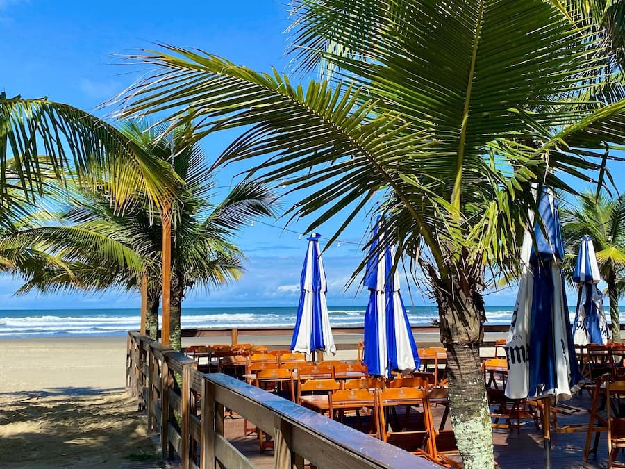 Na praia, areia branca