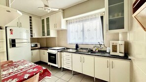 Family Apartment | Private kitchen | Fridge, microwave, cookware/dishes/utensils - Residencial João Orisaka (Praia Grande)