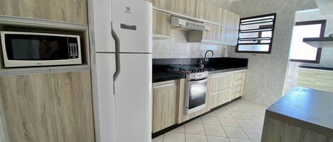 Appartement | Cuisine privée | Réfrigérateur, micro-ondes, batterie de cuisine, vaisselle et ustensiles