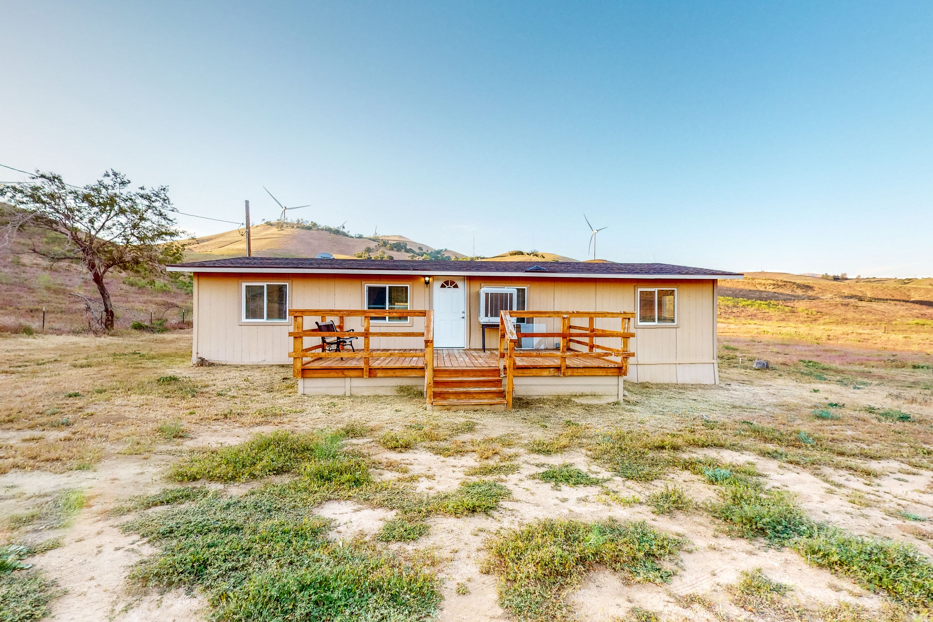 Five-Acreage Retreat - Mountain Views & Fireplace