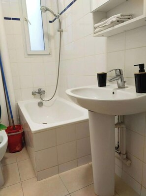 Secadora de cabello, toallas, jabón, papel de baño 