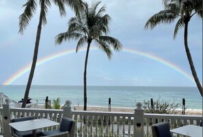 Outdoor dining - BEAUTIFUL Resort Located Directly On The Sand! - City View Room  (Fort Lauderdale)