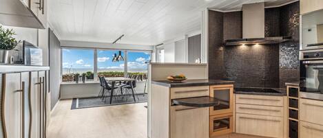 ثلاجة، موقد طهي مسطح، غسالة أطباق، ماكينة لصنع القهوة/الشاي