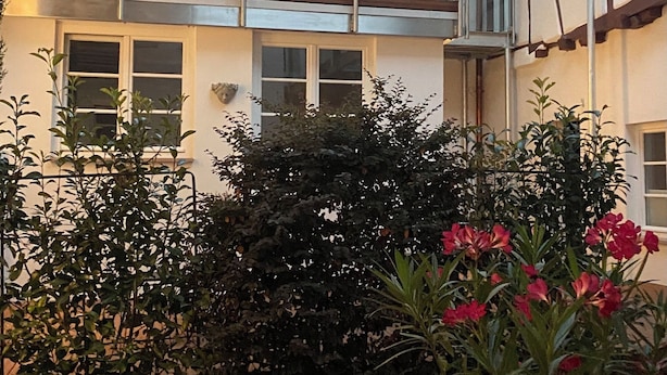 A building with a wooden deck, a glass balustrade, and a metal staircase. - Vacation apartment "Odenwald" with 2 bedrooms | The crooked house (Heppenheim (Bergstraße))