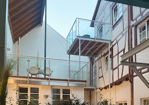 Property grounds - HOLIDAY APARTMENT "ODENWALD "The apartment at the top - lots of light and coziness (Heppenheim (Bergstraße))