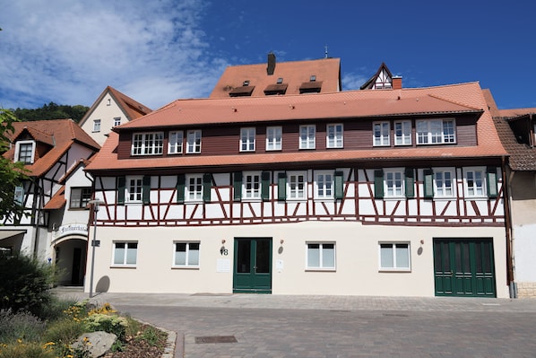 Exterior - HOLIDAY APARTMENT "ODENWALD "The apartment at the top - lots of light and coziness (Heppenheim (Bergstraße))