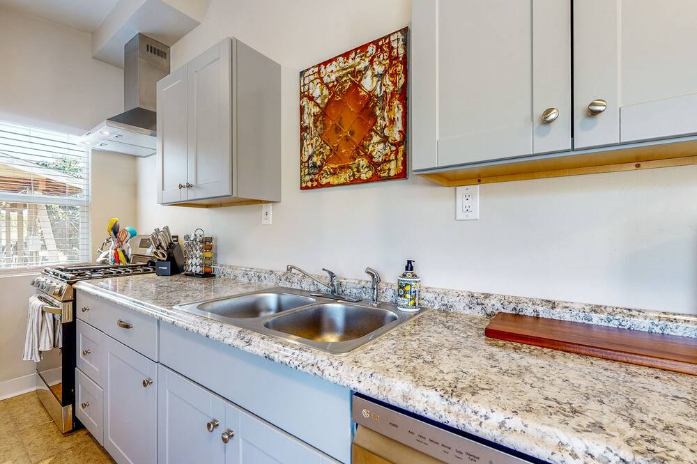 Adorable farm stay with shared pool, close to Temecula wine country
