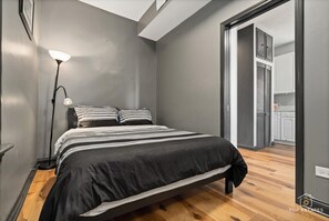 2 bedrooms, desk, iron/ironing board, travel crib - REMODELED Splendid Flat in Bucktown +Back Porch, Ranked GUEST FAVORITE! Pets OK! (Chicago)