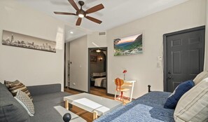 2 sovrum, skrivbord, strykjärn/strykbräda och resesäng