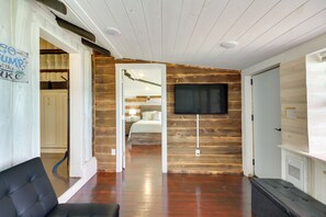 1 bedroom, desk, Internet, bed sheets - Lakefront Motley Cabin w/ Private Deck + Dock! (Motley)