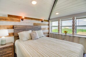 1 bedroom, desk, Internet, bed sheets - Lakefront Motley Cabin w/ Private Deck + Dock! (Motley)