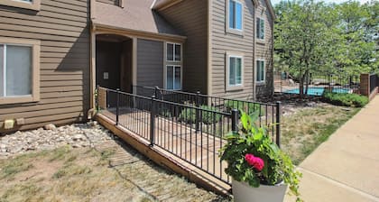 Overland Park Condo, Close to Lakes & Parks!