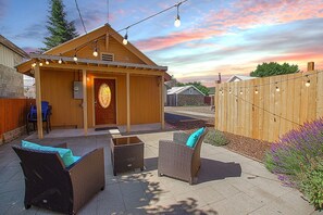Terrace/patio - Cascade Getaway - Heart of Cle Elum - Full Kitchen, Private Patio & Pet Friendly (Cle Elum)