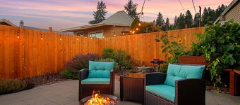 Cascade Getaway - Heart of Cle Elum - Full Kitchen, Private Patio & Pet Friendly